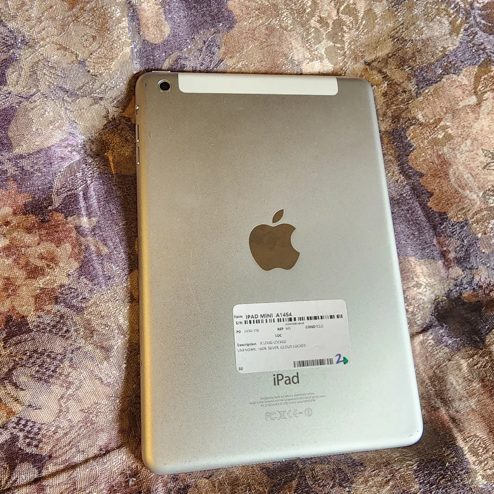 Apple iPad Mini (Silver) - Compact Tablet